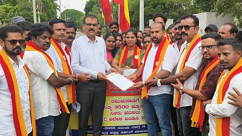 ಚಾಮರಾಜನಗರದ ಜಿಲ್ಲಾಡಳಿತ ಭವನದ ಮುಂಭಾಗ ಹೆಚ್ಚುವರಿ ಜಿಲ್ಲಾಧಿಕಾರಿ ಜವರೇಗೌಡ ಅವರಿಗೆ ಕರವೇ ಕಾರ್ಯಕರ್ತರು ಮನವಿ ಪತ್ರ ಸಲ್ಲಿಸಿದರು. ಎಚ್.ಎನ್.ಮಂಜೇಶ್, ಹೇಮಂತ್, ನಾಗರಾಜು, ಸಾಕಮ್ಮ, ಗೌರಿ, ಆಶಾ, ರಮೇಶ್ ನಾಯಕ, ಮಹಾದೇವಸ್ವಾಮಿ ಇತರರು ಪಾಲ್ಗೊಂಡಿದ್ದರು.