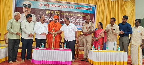  ಚಾಮರಾಜನಗರದ ಶ್ರೀಸಿದ್ದಮಲ್ಲೇಶ್ವರ ವಿರಕ್ತಮಠದ ಅನುಭವ ಮಂಟಪದಲ್ಲಿ ಹಿತೈಷಿಗಳ ಬಳಗದಿಂದ ಮಂಗಳವಾರ ಆಯೋಜಿಸಿದ್ದ ನಿವೃತ್ತ ಸಹಾಯಕ ಆರಕ್ಷಕ ಉಪ ನಿರೀಕ್ಷಕ ಬಿ.ವಿಶ್ವ ಬೀಳ್ಕೊಡುಗೆ ಸಮಾರಂಭವನ್ನು ಗುಂಡ್ಲುಪೇಟೆ ಶಾಸಕ ಎಚ್.ಎಂ.ಗಣೇಶ್‌ಪ್ರಸಾದ್ ಉದ್ಘಾಟಿಸಿದರು. ಶ್ರೀಚನ್ನಬಸವಸ್ವಾಮೀಜಿ, ಮೂಡ್ಲುಪುರ ನಂದೀಶ್, ಪಿ.ಮರಿಸ್ವಾಮಿ, ಬಿ.ಕೆ.ರವಿಕುಮಾರ್ ಮತ್ತು ಇತರರು ಇದ್ದರು.