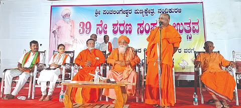 ನಂದಿಕುರಳಿ ಗ್ರಾಮದ ಪಂಚಲಿಂಗೇಶ್ವರ ಮಠದಲ್ಲಿ ೩೯ನೇ ಶರಣ ಸಂಸ್ಕೃತಿ ಉತ್ಸವ ಅಂಗವಾಗಿ ಹಮ್ಮಿಕೊಂಡಿದ್ದ ಪ್ರವಚನ ಕಾರ್ಯಕ್ರಮದಲ್ಲಿ ಮಹೇಶಾನಂದ ಸ್ವಾಮೀಜಿ ಮಾತನಾಡಿದರು. ವೀರಭದ್ರೇಶ್ವರ ಸ್ವಾಮೀಜಿ, ಹಾರಿಕಾ ಮಂಜುನಾಥ, ವಿಠ್ಠಲಜಿ ಮಾಳಿ, ಸಿದ್ದಲಿಂಗ ಸ್ವಾಮೀಜಿ, ಶಂಕರ ಸ್ವಾಮೀಜಿ ಇದ್ದರು.