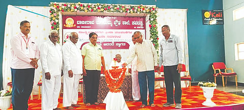 ಬಾವನ ಸೌಂದತ್ತಿ ಗ್ರಾಮದ ಆದರ್ಶ ಶಿಕ್ಷಣ ಸಂಸ್ಥೆಯ ಬಾಜೀರಾವ ಮಗದುಮ್ಮ ಪ್ರೌಢಶಾಲೆಯಲ್ಲಿ ಹಮ್ಮಿಕೊಂಡಿದ್ದ ಸಾಂಸ್ಕೃತಿಕ ಮತ್ತು ಕ್ರೀಡಾ ಚಟುವಟಿಕೆ ಕಾರ್ಯಕ್ರಮವನ್ನು ಎಲ್.ಟಿ.ಬಬಲಿ ಉದ್ಘಾಟಿಸಿದರು. ಈರಗೌಡ ಪಾಟೀಲ, ಜಿನೇಶ್ವರ ಮಗದುಮ್ಮ, ಆರ್.ಬಿ.ಪಾಟೀಲ ಇತರರಿದ್ದರು.