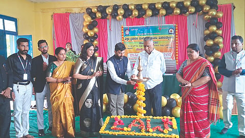 ರಾಯಬಾಗ ಪಟ್ಟಣದ ಎಸ್‌ಪಿಎಂ ಕಾನೂನು ಮಹಾವಿದ್ಯಾಲಯದಲ್ಲಿ ಹಮ್ಮಿಕೊಂಡಿದ್ದ ಸ್ನೇಹ ಸಮ್ಮೇಳನಕ್ಕೆ ಅಮರಸಿಂಹ ಪಾಟೀಲ ಚಾಲನೆ ನೀಡಿದರು. ಅರವಿಂದ ಹಗೆದ, ಶಶಿಕಲಾ ಸಿಂಗಾಡಿ, ಸವಿತಾ ಕುರಬೇಟಿ, ಪಿ.ಎ.ಮಾಳಿ ಇತರರಿದ್ದರು.