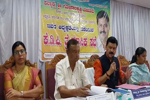 ಸಾಗರದಲ್ಲಿ ನಡೆದ ಕೆಡಿಪಿ ಸಭೆಯಲ್ಲಿ ಶಾಸಕ ಗೋಪಾಲಕೃಷ್ಣ ಬೇಳೂರು ಮಾತನಾಡಿದರು. ಬಿ.ಆರ್.ಜಯಂತ್, ಸುಜಾತಾ, ಜೆ.ಎಚ್.ರಶ್ಮಿ ಇದ್ದರು.