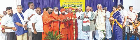 ಸಿಂಧನೂರಿನಲ್ಲಿ ಮಂಗಳವಾರ ನಿರ್ಮಲ ತುಂಗಭದ್ರಾ ಅಭಿಯಾನ 3ನೇ ಹಂತದ ಜಲ ಜಾಗೃತಿ-ಜನ ಜಾಗೃತಿ ಪಾದಯಾತ್ರೆಯ ಬಹಿರಂಗ ಸಭೆಯನ್ನು ತುಮಕೂರು ಸಿದ್ಧಗಂಗಾ ಮಠದ ಕಿರಿಯ ಶ್ರೀ ಶಿವಸಿದ್ಧೇಶ್ವರ ಸ್ವಾಮೀಜಿ ಉದ್ಘಾಟಿಸಿದರು.