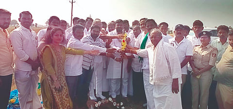 ಸಿಂಧನೂರು ತಾಲೂಕಿನ ಏಳುಮೈಲ್ ಕ್ಯಾಂಪ್-ಬನ್ನಟ್ಟಿ ಕ್ಯಾಂಪ್ ರಸ್ತೆ ಕಾಮಗಾರಿಗೆ ಶಾಸಕ ಆರ್.ಬಸನಗೌಡ ತುರ್ವಿಹಾಳ ಭಾನುವಾರ ಭೂಮಿ ಪೂಜೆ ನೆರವೇರಿಸಿದರು.