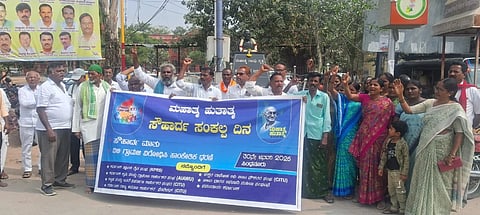 ಸಿಂಧನೂರಿನಲ್ಲಿ ಶುಕ್ರವಾರ ಮಹಾತ್ಮ ಗಾಂಧೀಜಿಯವರ ಹುತಾತ್ಮ ದಿನ ಅಂಗವಾಗಿ ನಗರದಲ್ಲಿ ಎಡ ಪಕ್ಷದ ಸಾಮೂಹಿಕ ಸಂಘಟನೆಗಳು ಮನರೇಗಾ ರದ್ದತಿ ವಿರೋಧಿಸಿ ಸಾಂಕೇತಿಕ ಪ್ರತಿಭಟನೆ ನಡೆಸಿದವು. ಸಮುದಾಯ ಸಂಘಟನೆ ತಾಲೂಕು ಅಧ್ಯಕ್ಷ ಶರಬಣ್ಣ ನಾಗಲಾಪುರ, ಸಮುದಾಯ ಸಂಘಟನೆ ಮಾಜಿ ಅಧ್ಯಕ್ಷ ಎಂ.ಗೋಪಾಲಕೃಷ್ಣ, ಎಸ್.ದೇವೆಂದ್ರಗೌಡ, ಅಪ್ಪಣ್ಣ ಕಾಂಬ್ಳೆ, ಶಕುಂತಲಾ ಪಾಟೀಲ್, ಲಕ್ಷ್ಮೀ ತುರ್ವಿಹಾಳ ಇದ್ದರು.