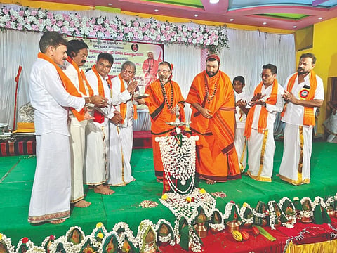 ಶಿರಾಳಕೊಪ್ಪದಲ್ಲಿ ದೈವ ಬ್ರಾಹ್ಮಣ ಸಮಾಜದಿಂದ ಆಯೋಜಿಸಿದ್ದ ಧಾರ್ಮಿಕ ಕಾರ್ಯಕ್ರಮವನ್ನು ಶ್ರೀ ಸುಜ್ಞಾನೇಶ್ವರ ಭಾರತಿ ಸ್ವಾಮೀಜಿ ಉದ್ಘಾಟಿಸಿದರು. ಶಂಕರ್​ ಬಾಬು, ಎಂ.ಆರ್​.ರಾವೇಂದ್ರ, ವಿಷ್ಣು ರಾಯ್ಕರ್​ ಇತರರಿದ್ದರು.