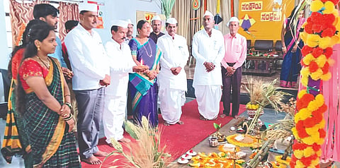 ತಾಳಿಕೋಟೆ ಪಟ್ಟಣದ ಶ್ರೀ ಖಾಸ್ಗತೇಶ್ವರ ಶಿಕ್ಷಣ ಮಹಾವಿದ್ಯಾಲಯದಲ್ಲಿ ಸಂಕ್ರಾಂತಿ ಸಂಭ್ರಮದ ಪೂಜಾ ಕಾರ್ಯಕ್ರಮ ವಿ.ವಿ. ಸಂಘದ ಸಹ ಕಾರ್ಯದರ್ಶಿ ಆರ್.ಸಿ. ಪಾಟೀಲ ನೆರವೇರಿಸಿದರು. ವಿ.ವಿ. ಸಂಘದ ಉಪಾಧ್ಯಕ್ಷ ಕಾಶಿನಾಥ ಮುರಾಳ, ಸಹಕಾರ್ಯದರ್ಶಿ ಆರ್.ಸಿ. ಪಾಟೀಲ, ನಿರ್ದೇಶಕ ಪ್ರಭುಗೌಡ ಮದರಕಲ್ಲ, ಐಕ್ಯೂಎಸಿ ಸಂಯೋಜಕ ಯು.ಎನ್. ಮಂಗೋಡ ಮತ್ತಿತರಿದ್ದರು.