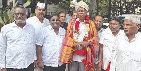 ವಿಜಯಪುರ ನಗರದ ಬಿಎಲ್‌ಡಿ ಗೆಸ್ಟ್‌ಹೌಸ್‌ನಲ್ಲಿ ಕೊಣ್ಣೂರ ಗ್ರಾಮಸ್ಥರು ಮತ್ತು ಅಸ್ಕಿ ಫೌಂಡೇಶನ್ ಅಧ್ಯಕ್ಷ ಸಿ.ಬಿ. ಅಸ್ಕಿ ನೇತೃತ್ವದಲ್ಲಿ ಸಚಿವ ಸತೀಶ್ ಜಾರಕಿಹೊಳಿ ಅವರಿಗೆ ಸನ್ಮಾನಿಸಲಾಯಿತು.  ಶರಣಯ್ಯ ಹಿರೇಮಠ, ರಹಿಮಸಾಬ ಅವಟಿ, ಯಲ್ಲಪ್ಪ ಮಾದರ ಮತ್ತಿತರರಿದ್ದರು.