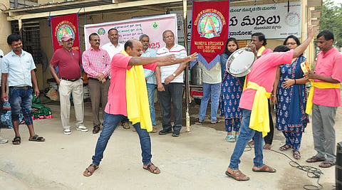 ಮಂಡ್ಯ ವೈದ್ಯಕೀಯ ವಿಜ್ಞಾನಗಳ ಸಂಸ್ಥೆ(ಮಿಮ್ಸ್) ಆವರಣದಲ್ಲಿ ಏಡ್ಸ್ ಜಾಗೃತಿ ಕುರಿತು ಬೀದಿ ನಾಟಕ ಪ್ರದರ್ಶನ ನಡೆಯಿತು.