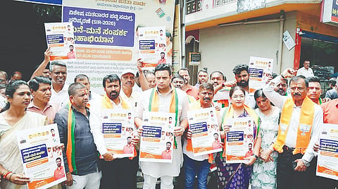 ಚಾಮರಾಜ ಕ್ಷೇತ್ರದ ಬಿಜೆಪಿಯಿಂದ ಎಸ್‌ಐಆರ್ ಮಹಾಸಂಪರ್ಕ ಅಭಿಯಾನಕ್ಕೆ ಯದುವೀರ ಕೃಷ್ಣದತ್ತ ಚಾಮರಾಜ ಒಡೆಯರ್ ಚಾಲನೆ ನೀಡಿದರು. ಎಲ್.ನಾಗೇಂದ್ರ, ರುದ್ರಮೂರ್ತಿ, ಸೋಮಸುಂದರ್, ಎಂ.ಎಸ್. ಪುನೀತ್, ಭದ್ರೀಶ್, ರಮೇಶ್‌ಗೌಡ, ಹೇಮಾ ನಂದೀಶ್, ದಿನೇಶ್‌ಗೌಡ, ರಾಮುಗೌಡ ಇತರರು ಇದ್ದರು.