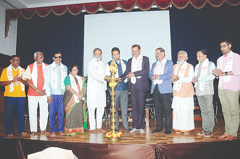 ಯೋಗ ಫೆಡರೇಷನ್ ಆಫ್ ಮೈಸೂರು (ವೈಎಫ್‌ಎಂ)ನಿಂದ ನಗರದಲ್ಲಿ ಆಯೋಜಿಸಿದ್ದ ಕೃತಜ್ಞತಾ ಸಮಾರಂಭದಲ್ಲಿ ಯದುವೀರ್ ಕೃಷ್ಣದತ್ತ ಚಾಮರಾಜ ಒಡೆಯರ್, ಪ್ರೊ.ಎನ್.ಕೆ.ಲೋಕನಾಥ್, ಶ್ರೀಹರಿದ್ವಾರಕಾನಾಥ್, ಡಾ.ಸಿ.ಜಿ.ಬೆಟಸೂರ ಮಠ, ಡಾ. ರೇಣುಕಾದೇವಿ, ಡಾ.ಯೋಗಿ ದೇವರಾಜ್ ಇತರರು ಇದ್ದರು.