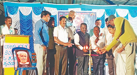 ಹೊಳೆನರಸೀಪುರ ಪಟ್ಟಣದ ಮಹಾತ್ಮ ಗಾಂಧಿ ಉದ್ಯಾನದಲ್ಲಿ ಕುವೆಂಪು ಅವರ ಜನ್ಮ ದಿನಾಚರಣೆ ಕಾರ್ಯಕ್ರಮ ಆಯೋಜಿಸಲಾಗಿಗತ್ತು. ಡಿಕೆ ಕುಮಾರಯ್ಯ, ಡಿಕೆ ವಸಂತಯ್ಯ, ಬಿ ಟಿ ಲೋಕೇಶ್, ನಾಗರಾಜ, ಶಿವರಾಮ, ಇದ್ದರು. 