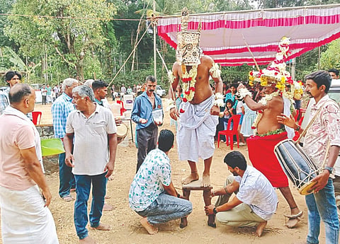 ಮುಗುಟಗೇರಿಯಲ್ಲಿ ನಡೆದ ಕುಟ್ಟಿಚಾತ ದೇವರ ತೆರೆ ಮಹೋತ್ಸವ ದೃಶ್ಯ.