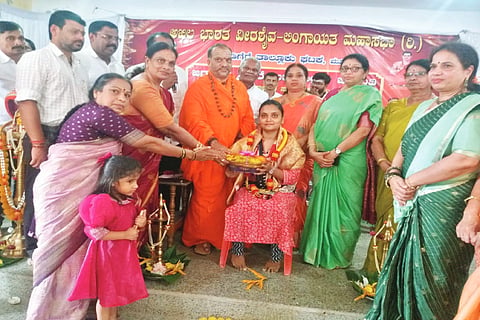 ಮೂಡಿಗೆರೆಯಲ್ಲಿ ಆಯೋಜಿಸಿದ್ದ ಬಸವೇಶ್ವರ ಜಯಂತಿ ಕಾರ್ಯಕ್ರಮದಲ್ಲಿ ತಹಸೀಲ್ದಾರ್ ಅಶ್ವಿನಿ ಅವರನ್ನು ಗೌರವಿಸಲಾಯಿತು.