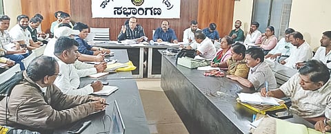 ಔರಾದ್​ ತಾಲೂಕು ಪಂಚಾಯಿತಿ ಸಭಾಂಗಣದಲ್ಲಿ ಗುರುವಾರ ಕರೆದಿದ್ದ ಪ್ರಗತಿ ಪರಿಶೀಲನಾ ಸಭೆಯಲ್ಲಿ ತಾಪಂ ಇಒ ಕಿರಣ ಪಾಟೀಲ್​ ಮಾತನಾಡಿದರು. ಎಡಿ ಶಿವಕುಮಾರ ಘಾಟೆ, ಆನಂದ ಕಾಳಗಾಪುರೆ, ಸಂಜುಕುಮಾರ್​ ಇತರರಿದ್ದರು.