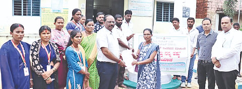 ಔರಾದ್​ ತಾಲೂಕಿನ ಸಂತಪುರ ಗ್ರಾಮ ಪಂಚಾಯಿತಿಯಲ್ಲಿ ಬುಧವಾರ ನನ್ನ ಸ್ವತ್ತು ನನ್ನ ಹಕ್ಕು ಅಭಿಯಾನಕ್ಕೆ ಚಾಲನೆ ನೀಡಲಾಯಿತು. ತಾಪಂ ಇಒ ಕಿರಣ ಪಾಟೀಲ್​, ಎಡಿ ಶಿವಕುಮಾರ ಘಾಟೆ, ಪಿಡಿಒ ಸಂತೋಷ ಪಾಟೀಲ್​ ಇತರರಿದ್ದರು.