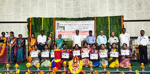  ಅರಕಲಗೂಡಿನಲ್ಲಿ ಆಯೋಜಿಸಿದ್ದ ತಾಲೂಕು ಮಟ್ಟದ ಮಹಿಳಾ ವಿಚಾರಗೋಷ್ಠಿಯಲ್ಲಿ ಮಹಿಳಾ ಸಾಧಕರನ್ನು ಸನ್ಮಾನಿಸಲಾಯಿತು. ಜಿ.ಎನ್.ಅನಸೂಯಾ, ವಿಠಲ್ ಸಾಲಿಯಾನ್, ಕೆ.ಸಿ.ಸೌಮ್ಯಾ, ಸತೀಶ್ ಇತರರಿದ್ದರು.