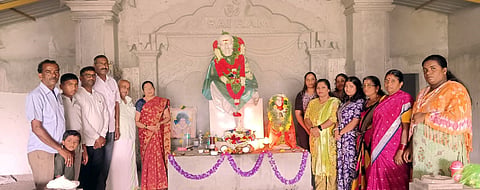  ಅರಕಲಗೂಡು ತಾಲೂಕಿನ ರಾಮನಾಥಪುರದ ಶ್ರೀ ಶಿರಡಿ ಸಾಯಿ ಮಂದಿರದಲ್ಲಿ ಗುರು ಪೂರ್ಣಿಮೆ ಅಂಗವಾಗಿ ನಡೆದ ವಿಶೇಷ ಪೂಜೆಯಲ್ಲಿ ಭಕ್ತರು ಪಾಲ್ಗೊಂಡಿದ್ದರು.
