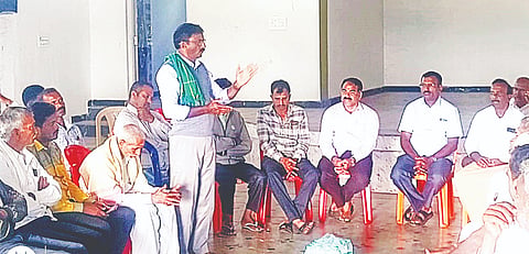 ಅರಕಲಗೂಡು ತಾಲೂಕಿನ ಮುಗಳೂರು ಗ್ರಾಮದಲ್ಲಿ ಆಯೋಜಿಸಿದ್ದ ದೊಡ್ಡಮಗ್ಗೆ ಹೋಬಳಿ ಮಟ್ಟದ ಮಾಜಿ ಶಾಸಕ ಎ.ಟಿ. ರಾಮಸ್ವಾಮಿ ಅಭಿಮಾನಿಗಳು ಹಾಗೂ ಬೆಂಬಲಿಗರ ಸಭೆಯಲ್ಲಿ ಕಿಸಾನ್ ರೈತ ಸಂಘದ ಜಿಲ್ಲಾಧ್ಯಕ್ಷ ಯೋಗಣ್ಣ ಮಾತನಾಡಿದರು. ಪಾಂಡುರಂಗ, ಪ್ರಸನ್ನ, ರಾಮಶೇಷು, ಮಂಜುನಾಥ್, ಧರ್ಮ ಇತರರಿದ್ದರು.
