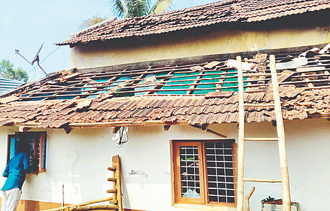 ಅರಕಲಗೂಡು ತಾಲೂಕಿನ ಕೆ.ಅಬ್ಬೂರು ಗ್ರಾಮದಲ್ಲಿ ಸೋಮವಾರ ಅಡುಗೆ ಗ್ಯಾಸ್ ಸೋರಿಕೆಯಾಗಿ ವಾಸದ ಮನೆ ಬೆಂಕಿಗೆ ಆಹುತಿಯಾಗಿರುವುದು.