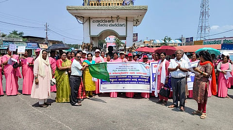 ಅರಕಲಗೂಡಿನಲ್ಲಿ ಹವಾಮಾನ ಬದಲಾವಣೆ ಮತ್ತು ಮಾನವ ಆರೋಗ್ಯ ರಾಷ್ಟ್ರೀಯ ಅರಿವು ಕಾರ್ಯಕ್ರಮದ ಅಂಗವಾಗಿ ಗುರುವಾರ ಆರೋಗ್ಯ ಅರಿವು ಜಾಥಾ ನಡೆಸಲಾಯಿತು.