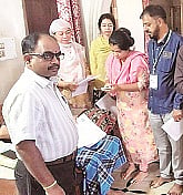 ಅರಕಲಗೂಡಿನಲ್ಲಿ ತಹಸೀಲ್ದಾರ್ ಕೆ.ಸಿ.ಸೌಮ್ಯಾ ಹಾಗೂ ಪಪಂ ಮುಖ್ಯಾಧಿಕಾರಿ ನಾಗೇಂದ್ರ ಕುಮಾರ್ 5ನೇ ವಾರ್ಡ್‌ಗೆ ಭೇಟಿ ನೀಡಿ  ಪರಿಶೀಲನೆ ನಡೆಸಿದರು. ಬಿಎಲ್ ಒ -2 ಮುತಾಹೀರ್ ಪಾಷಾ ಇದ್ದರು