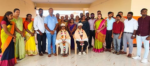 ದ್ವಿತೀಯ ಪಿಯು ಪರೀಕ್ಷೆಯಲ್ಲಿ ಅತ್ಯಧಿಕ ಅಂಕ ಗಳಿಸಿದ ಅರಕಲಗೂಡಿನಲ್ಲಿ ಬಿಜಿಎಸ್ ವಿಜ್ಞಾನ ಮತ್ತು ವಾಣಿಜ್ಯ ಪದವಿ ಪೂರ್ವ ಕಾಲೇಜಿನ ವಿದ್ಯಾರ್ಥಿಗಳಾದ ಜೆ. ವರುಣ್ ಮತ್ತು ರಚಿತಾ ಅವರನ್ನು ಗುರುವಾರ ಗೌರವಿಸಲಾಯಿತು. ಪ್ರಾಂಶುಪಾಲ ಮಹೇಶ್ ಹೊಡೆನೂರು, ದಶರಥ ಇತರರು ಇದ್ದರು.