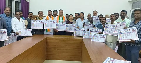 ಆನವಟ್ಟಿಯಲ್ಲಿ ಬಿಜೆಪಿಯ 2026ನೇ ಸಾಲಿನ ಕ್ಯಾಲೆಂಡರ್ ಬಿಡುಗಡೆ ಮಾಡಲಾಯಿತು. ಡಾ. ಜ್ಞಾನೇಶ್, ಪ್ರಕಾಶ್, ಸುಧಾ ಶಿವಪ್ರಸಾದ್, ಕೊಟ್ರೇಶ್ ಸ್ವಾಮಿ, ಉಮೇಶ್, ಕೆರಿಯಪ್ಪ ಇತರರಿದ್ದರು.  