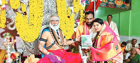 : ಬಾಳೆಹೊನ್ನೂರಿನ ರಂಭಾಪುರಿ ಪೀಠದಲ್ಲಿ ಸಚಿವ ಡಾ. ವಿಜಯಾನಂದ ಕಾಶಪ್ಪನವರ್ ದಂಪತಿಯನ್ನು ರಂಭಾಪುರಿ ಜಗದ್ಗುರುಗಳು ಆಶೀರ್ವದಿಸಿದರು.