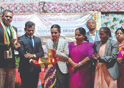 ಸಂಪಗಾಂವಿ ಗ್ರಾಮದ  ಮಹಿಳಾ ವಿಚಾರ ಗೋಷ್ಠಿಯನ್ನು ನ್ಯಾಯಾಧೀಶೆ ರೋಹಿಣಿ ಬಸಾಪೂರ ಉದ್ಘಾಟಿಸಿದರು. ನ್ಯಾಯಾಧೀಶ ಬಸವರಾಜ ನಾಯಕ, ಎಂ.ಆರ್​.ಮೆಳವಂಕಿ, ಎಂ.ಎಂ.ಸೋಪಿನ ಇತರರಿದ್ದರು.