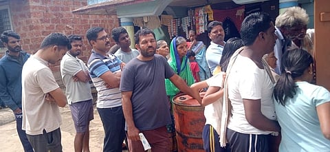 ಬೈಲಹೊಂಗಲ ತಾಲೂಕಿನ ಸಂಪಗಾಂವ ಗ್ರಾಮದಲ್ಲಿ ಪಡಿತರದಾರರು ಸರತಿಯಲ್ಲಿ ಕಾಯುತ್ತಿರುವುದು.