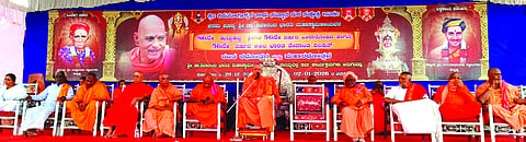  ಇಂಚಲ ಗ್ರಾಮದ ಶ್ರೀ ಶಿವಯೋಗೀಶ್ವರ ಸಾಧು ಸಂಸ್ಥಾನ ಮಠದ ಡಾ.ಶಿವಾನಂದ ಭಾರತಿ ಸ್ವಾಮೀಜಿ 86ನೇ ಜಯಂತ್ಯುತ್ಸವ, ವೇದಾಂತ ಪರಿಷತ್ ಕಾರ್ಯಕ್ರಮದಲ್ಲಿ ಡಾ.ಶಿವಾನಂದ ಭಾರತಿ ಸ್ವಾಮೀಜಿ ಮಾತನಾಡಿದರು. ವಿದ್ಯಾನಂದ ಭಾರತಿ ಸ್ವಾಮೀಜಿ, ಶಿವಾನಂದ ಸ್ವಾಮೀಜಿ, ನೀಲಕಂಠ ಸ್ವಾಮೀಜಿ, ನಿಜಗುಣ ಸ್ವಾಮೀಜಿ ಇತರರಿದ್ದರು.