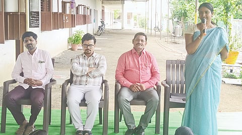 ಭಾಲ್ಕಿಯ ಖಡಕೇಶ್ವರ ಶಾಲೆಯಲ್ಲಿ ಮಂಳವಾರ ಹಮ್ಮಿಕೊಂಡಿದ್ದ ಸಮವಸ ದಿನಾಚರಣೆ ಕಾರ್ಯಕ್ರಮದಲ್ಲಿ ಮಕ್ಕಳು ಸಮವಸ ಧರಿಸಿ ಗಮನ ಸೆಳೆದರು. 