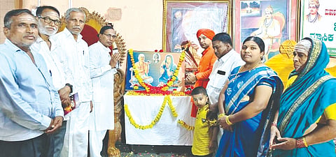 ಭಾಲ್ಕಿಯ ಹಿರೇಮಠ ಸಂಸ್ಥಾನದಲ್ಲಿ ಬುಧವಾರ ಆಯೋಜಿಸಿದ್ದ ಹಡಪದ ಅಪ್ಪಣ್ಣ- ಲಿಂಗಮ್ಮನವರ ಜಯಂತಿ ಕಾರ್ಯಕ್ರಮದಲ್ಲಿ ಪೀಠಾಧಿಪತಿ ಗುರುಬಸವ ಪಟ್ಟದ್ದೇವರು, ಶಂಭುಲಿಂಗ ಕಾಮಣ್ಣ, ಗುಂಡಪ್ಪ ಸಂಗಮಕರ್​, ಸಂತೋಷ ಹಡಪದ  ಇತರರಿದ್ದರು.