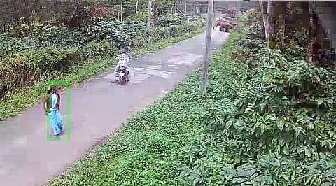 ಬೇಲೂರು ತಾಲೂಕಿನ ಕೋಗೋಡು ಸಮೀಪದ ಕಾಫಿ ತೋಟದ ಮಧ್ಯ ರಸ್ತೆಯಲ್ಲಿ ಕಾಡಾನೆಗಳು ಬಂದ ಸಂದರ್ಭ ಆತಂಕಗೊಂಡು ಬೈಕಿನಿಂದಿಳಿದು ಓಡುತ್ತಿರುವ ಮಹಿಳೆ.
