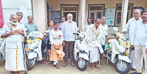  ಬೇಲೂರು ಪಟ್ಟಣದ ತಾಪಂ ಮುಂಭಾಗ ಅಂಗವಿಕಲರಿಗೆ ಶಾಸಕ ಎಚ್.ಕೆ.ಸುರೇಶ್ ತ್ರಿಚಕ್ರ ವಾಹನ ವಿತರಿಸಿದರು. ತಾಹಿರಾ ಬಾನು, ಸಹಾಯಕ ಕೃಷಿ ನಿರ್ದೇಶಕ ಕಾಂತರಾಜು, ಮಲಸಾವರ ಗ್ರಾಪಂ ಪಿಡಿಒ ಅಶೋಕ್ ಕುಮಾರ್, ಬಿಎಸ್‌ಪಿ ಮುಖಂಡ ಗಂಗಾಧರ್ ಬಹುಜನ್, ಬಿಜೆಪಿ ಮುಖಂಡ ಪ್ರಸನ್ನ ಇತರರಿದ್ದರು.