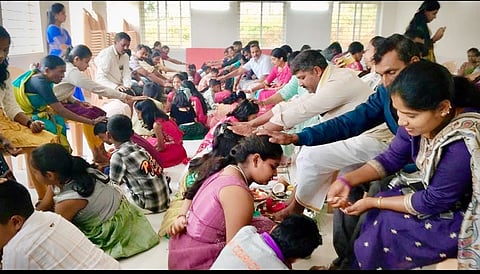 ಬೇಲೂರು ತಾಲೂಕಿನ ಕಡೇಗರ್ಜೆ ಗ್ರಾಮದ ಮೈ ಸ್ಕೂಲ್ ಶಾಲೆಯಲ್ಲಿ ಗುರು ಪೂರ್ಣಿಮೆ ಅಂಗವಾಗಿ ಆಯೋಜಿಸಿದ್ದ ಕಾರ್ಯಕ್ರಮದಲ್ಲಿ ವಿದ್ಯಾರ್ಥಿಗಳು ಗುರು ಹಿರಿಯರ ಪಾದಪೂಜೆ ಮಾಡಿ ಆಶಿರ್ವಾದ ಪಡೆದರು.