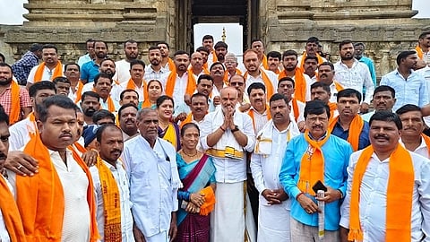   ಬೇಲೂರಿನ ಚನ್ನಕೇಶವಸ್ವಾಮಿ ದೇಗುಲದ ಬಲಿ ಕಲ್ಲಿನ ಮೇಲೆ ಆಣೆ ಮಾಡಿದ ನಂತರ ಧರ್ಮಸ್ಥಳಕ್ಕೆ ಕಾರ್ಯಕರ್ತರೊಂದಿಗೆ ಹೊರಟ ಶಾಸಕ ಎಚ್.ಕೆ.ಸುರೇಶ್. 