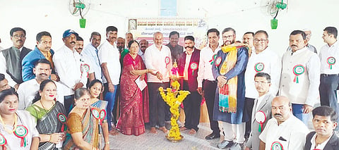 ಕರ್ನಾಟಕ ಸಾಧಕರ ಹೆಸರು ಉಳಿವಿಗಾಗಿ ಸಂಘಟನಾ ಸಮಿತಿಯಿಂದ ಭಾನುವಾರ ಆಯೋಜಿಸಿದ್ದ ಪದಾಧಿಕಾರಿಗಳ ಪದಗ್ರಹಣ ಕಾರ್ಯಕ್ರಮ ಉದ್ಘಟಿಸುತ್ತಿರುವ ಗಣ್ಯರು ಹಾಗೂ ವಿವಿಧ ಕ್ಷೇತ್ರದ ಸಾಧಕರನ್ನು ಸನ್ಮಾನಿಸಿರುವುದು. ಎಚ್‌ಡಿಸಿಸಿ ಬ್ಯಾಂಕ್ ನಿರ್ದೇಶಕ ಎಂ.ಎ.ನಾಗರಾಜ್, ರೈತ ಸಂಘದ ತಾಲೂಕು ಅಧ್ಯಕ್ಷ ಬೋಗ ಮಲ್ಲೇಶ್, ಕರ್ನಾಟಕ ಸಾಧಕರ ಹೆಸರು ಉಳಿವಿಗಾಗಿ ಸಂಘಟನಾ ಸಮಿತಿ ಅಧ್ಯಕ್ಷ ಮಹೇಶಗೌಡ, ಗೌರವಾಧ್ಯಕ್ಷ ಯೋಗೀಶ್‌ಗೌಡ, ಉಪಾಧ್ಯಕ್ಷ ಸಿದ್ದೇಗೌಡ, ಪ್ರಧಾನ ಕಾರ್ಯದರ್ಶಿ ಧರ್ಮಪ್ರಕೃತಿ, ಚಂದ್ರು, ಯೋಗೇಶ್, ಅದ್ದೂರಿ ಕುಮಾರ್ ಇತರರಿದ್ದರು.