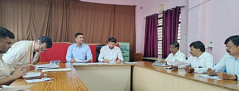 ಬೇಲೂರು ತಾಲೂಕು ಕಚೇರಿಯಲ್ಲಿ ಕರೆಯಲಾಗಿದ್ದ ಬಿಎಲ್‌ಎಗಳ ಸಭೆಯಲ್ಲಿ ಚುನಾವಣಾ ನೋಂದಣಿ ಅಧಿಕಾರಿ (ಇಆರ್‌ಒ)ರಜನಿಕಾಂತ್ ಮಾತನಾಡಿದರು. ರಾಜು, ಜಮಾಲ್, ರಂಗನಾಥ್, ಬಸವರಾಜ್ ಶಿಗ್ಗಾವಿ, ಗೋಪಿ, ಲಕ್ಷ್ಮಣ್ ಇದ್ದರು.