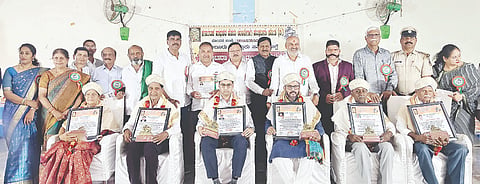  ಎಸ್‌ಎಸ್‌ಎಲ್‌ಸಿ ಹಾಗೂ ಪಿಯುಸಿಯಲ್ಲಿ ಹೆಚ್ಚು ಅಂಕ ಗಳಿಸಿದ ಸಮಾಜದ ವಿದ್ಯಾರ್ಥಿಗಳನ್ನು ಬೇಲೂರು ಪಟ್ಟಣದ ಒಕ್ಕಲಿಗರ ಕಲ್ಯಾಣ ಮಂಟಪದಲ್ಲಿ ಆಯೋಜಿಸಿದ್ದ ಸಾಮೂಹಿಕ ಶ್ರೀ ಸತ್ಯನಾರಾಯಣಸ್ವಾಮಿ ಪೂಜಾ ಕಾರ್ಯಕ್ರಮದಲ್ಲಿ ಗಣ್ಯರು ಸನ್ಮಾನಿಸಿದರು. 
