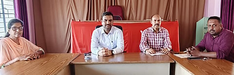 ಬೇಲೂರು ತಾಲೂಕು ಕಚೇರಿಯಲ್ಲಿ ಜಾಗೃತಿ ಸಭೆ ಆಯೋಜಿಸಲಾಗಿತ್ತು. ತಹಸೀಲ್ದಾರ್ ಶ್ರೀಧರ್ ಕಂಕನವಾಡಿ, ತಾಲೂಕು ವೈದ್ಯಾಧಿಕಾರಿ ಡಾ.ವಿಜಯ್ ಇದ್ದರು.