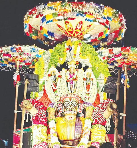ಬೇಲೂರಿನ ಶ್ರೀ ಚನ್ನಕೇಶವಸ್ವಾಮಿ ಜಾತ್ರಾ ಮಹೋತ್ಸವದ ಅಂಗವಾಗಿ ಭಾನುವಾರ ರಾತ್ರಿ ಹನುಮಂತೋತ್ಸವ ನೆರವೇರಿತು.