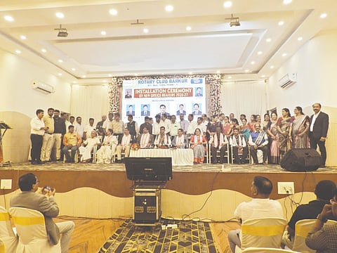  ಬಾರಕೂರು ರೋಟರಿ ಕ್ಲಬ್ ಪದಾಧಿಕಾರಿಗಳ ಪದಗ್ರಹಣ ನೆರವೇರಿಸಿ ರೋಟರಿ 3182 ಜಿಲ್ಲಾ ಗವರ್ನರ್ ವಸಂತ ಹೋಬಳಿದಾರ್ ಮಾತನಾಡಿದರು. ಪ್ರಮುಖರಾದ ವಿಜಯ ಕುಮಾರ್ ಶೆಟ್ಟಿ,  ಆನಂದ ಶೆಟ್ಟಿ, ಸೀತಾರಾಮ ಎಸ್. ಮೊದಲಾದವರಿದ್ದರು.