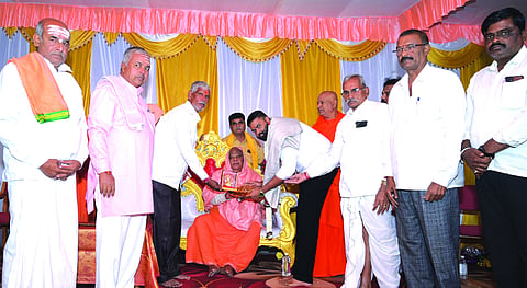  ಬೆಟಗೇರಿಯಲ್ಲಿ ಯುವ ಮುಖಂಡ ಸರ್ವೋತ್ತಮ ಜಾರಕಿಹೊಳಿ ಅವರನ್ನು ಕೋಡಿಮಠದ ಶ್ರೀಗಳು ಸನ್ಮಾನಿಸಿದರು. ಡಾ.ಶಿವಲಿಂಗ ಮುರುಘರಾಜೇಂದ್ರ ಶಿವಾಚಾರ್ಯರು, ವೀರನಾಯ್ಕ ನಾಯ್ಕರ, ಬಸವರಾಜ ಬೆಟಗೇರಿ ಇತರರಿದ್ದರು.
