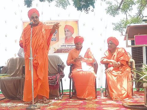 ಬೆಟಗೇರಿ ಗ್ರಾಮದಲ್ಲಿ ಹಮ್ಮಿಕೊಂಡಿದ್ದ ಆಧ್ಯಾತ್ಮಿಕ ಪ್ರವಚನದ ಮಂಗಲೋತ್ಸವ ಕಾರ್ಯಕ್ರಮದಲ್ಲಿ ಕೊಪ್ಪಳ ಅಭಿನವ ಗವಿಸಿದ್ಧೇಶ್ವರ ಸ್ವಾಮೀಜಿ ಆಶೀರ್ವಚನ ನೀಡಿದರು. ಅಭಿನವ ಬೂದೀಶ್ವರ ಸ್ವಾಮೀಜಿ, ಬಳಗಾನೂರ ಶಿವಶಾಂತವೀರ ಸ್ವಾಮೀಜಿ ಇತರರಿದ್ದರು.