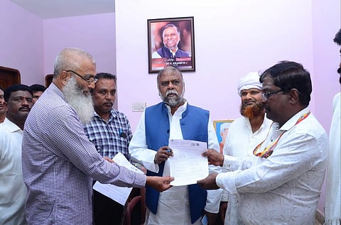 ಮಾಜಿ ಸಚಿವ ಎಚ್. ಆಂಜನೇಯ ಅವರು ಹೊಳಲ್ಕೆರೆಯ ತಮ್ಮ ನಿವಾಸದಲ್ಲಿ ಬಿಎಲ್‌ಒಗಳಿಗೆ ತಮ್ಮ ಮತಪಟ್ಟಿ ಕುರಿತು ಮಾಹಿತಿ ನೀಡುತ್ತಿರುವುದು. ಉಪ ತಹಸೀಲ್ದಾರ್ ಸನಾವುಲ್ಲ ಖಾನ್ ಇತರರು ಇದ್ದರು. SIR