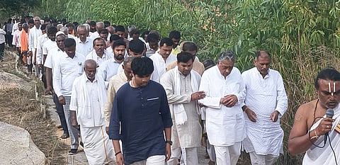 ಚಿಂತಾಮಣಿ ತಾಲೂಕಿನ ಆಲಂಬಗಿರಿಯ ಬೆಟ್ಟದಲ್ಲಿ ಹಮ್ಮಿಕೊಂಡಿದ್ದ ಗಿರಿಪ್ರದಣೆಯಲ್ಲಿ ಧರ್ಮಾಧಿಕಾರಿ ಡಾ.ಎಂ.ಅರ್​.ಜಯರಾಮ್​ ಭಾಗವಹಿಸಿದ್ದರು.