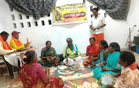 ಚಿಂತಾಮಣಿ ತಾಲೂಕಿನ ಬಡಗವಾರಹಳ್ಳಿಯಲ್ಲಿ ಹಮ್ಮಿಕೊಂಡಿದ್ದ ಹುಣ್ಣಿಮೆ ಕಾರ್ಯಕ್ರಮದಲ್ಲಿ ತತ್ವಪದಗಳ ಗಾಯನ ನಡೆಸಿಕೊಟ್ಟ ತಂಡ.