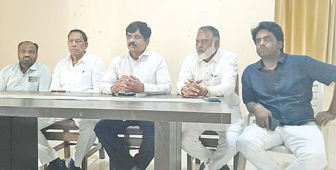 ದೇವರಹಿಪ್ಪರಗಿ ಪ್ರವಾಸಿ ಮಂದಿರದಲ್ಲಿ ಕರೆಯಲಾಗಿದ್ದ ಸುದ್ದಿಗೋಷ್ಠಿಯಲ್ಲಿ ಕೆಪಿಸಿಸಿ ರಾಜ್ಯ ಪ್ರಧಾನ ಕಾರ್ಯದರ್ಶಿ ಡಾ. ಪ್ರಭುಗೌಡ ಲಿಂಗದಳ್ಳಿ ಮಾತನಾಡಿದರು. ಗಡಿ ಅಭಿವೃದ್ಧಿ ಪ್ರಾಧಿಕಾರದ ಮಾಜಿ ಅಧ್ಯಕ್ಷ ಸುಭಾಷ ಛಾಯಾಗೋಳ, ಬ್ಲಾಕ್ ಕಾಂಗ್ರೆಸ್ ಅಧ್ಯಕ್ಷ ಬಶೀರಹಮ್ಮದ ಬೇಪಾರಿ, ಬಾಳನಗೌಡ ಪಾಟೀಲ ಇತರರಿದ್ದರು.